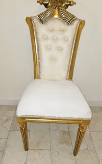 یک عدد صندلی میزبان طلاکوب