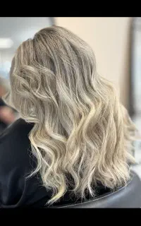 مدل با موی کم حجم جهت مدل رنگ و لایت