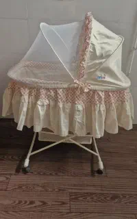 تخت نوزاد کنار مادر