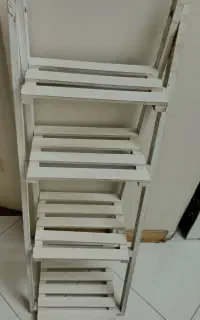 قفسه چندطبقه چوبی تمیز و کاربردی