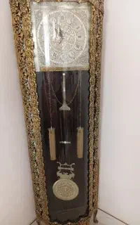 یک عدد میز تلویزیون برنز و ساعت برنز  استاده نونو