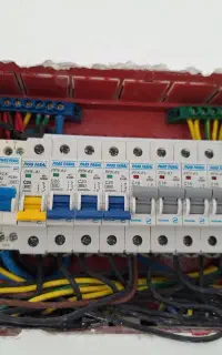 شاگرد برق کار