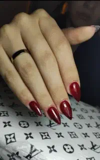 خدمات کاشت ناخن