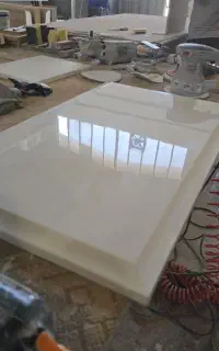 چند کارگر ماهر و ساده در رنگ کابینت پلی اورتان