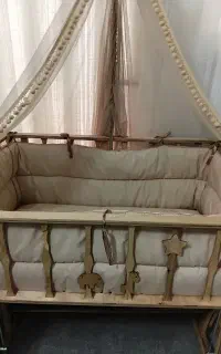تخت کنار مادر