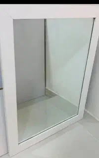 آینه قدی دورتادورسیم کشی شده واینه مستطیلی.