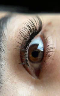 کاشت مژه زیبا و قیمت مناسب