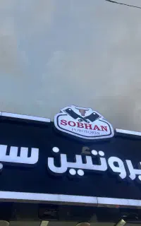قصاب و همکار آشنا با پاک کردن مرغ و ماهی