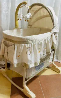 گهواره و تخت کنار مادر