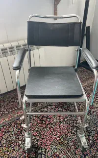 ویلچر به همراه کاسه توالت