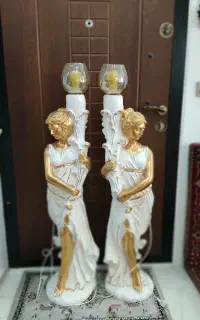 مجسمه کنار سالنی فرشته