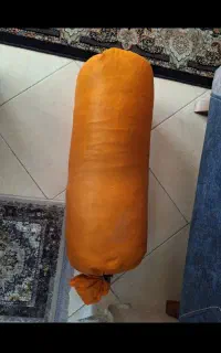 بالشت سنتی پر یه روکش زرشکی مخمل هم داره