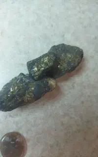 سنگ با رگه طلا