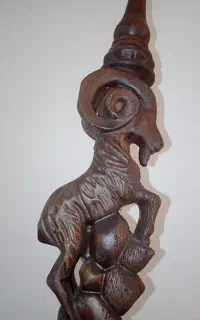 قلیان زیبای نقش‌ دار و یک قلیان برنجه