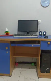 کامپیوتر همراه با میز و صندلی