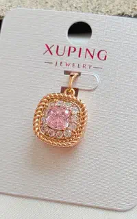 درخشش مدرن و ملیح با پلاک ژوپینگ مربعی نگینی صورتی