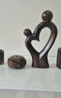 تعدادی مجسمه سنگ رنگ چوب