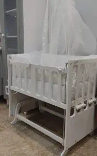 تخت کنار مادر