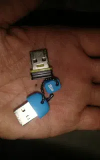 دو عدد فلاش اصل ۳۲گیگ و ۸ گیگ
