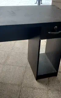 میز تحریر و کامپیوتر (جمع‌وجور و تمیز)
