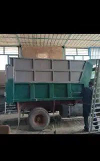 نخاله ساختمان با کارگر و تراکتور