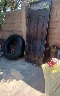 یک عدد درب با چهار چوب فلزی اتاق خواب