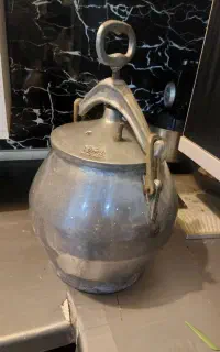 زودپز بزرگ قدیمی