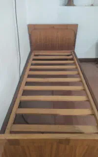 یک جفت تخت خواب یک نفره در صحنه