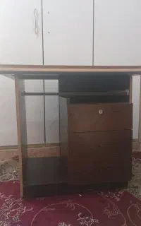 یک میز کامپیوتر تمیز به فروش میرسد