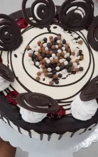 فروشنده در شیرینی سرا