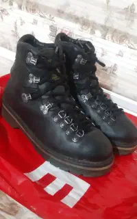 کفش کوهنوردی جنس چرم اصلی سایز ۴۱