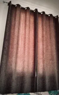 پرده‌ مخمل و میله پرده