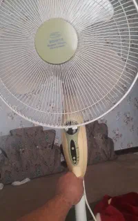 یک عدد پنکه و یک عدد پیشخوان چوبی