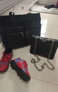 کیف زنانه و یک جفت کفش ورزشی بچه گانه