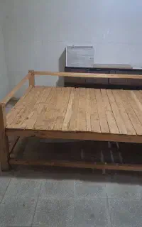 تخت چوبی