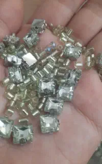 مقدارزیادی نگین .