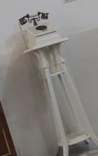 تلفن و میز