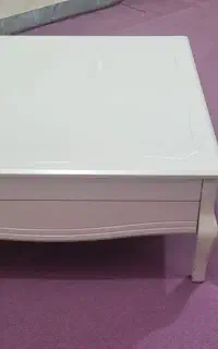 میز  جلو مبلی سفید رنگ