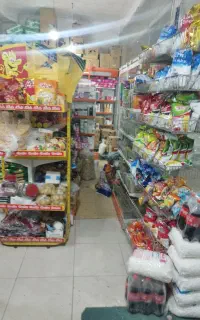 شاگرد سوپر مارکت برای چیدمان وسایل