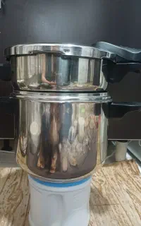 یک دستگاه توستر با یک زودپز دو تیکه