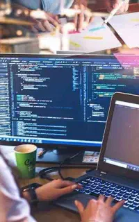 همکار خانم برای درج اطلاعات در سایت