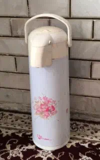 فلاسک پمپی قدیمی و ست لیوان نوستالژی