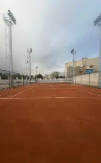 زمین تنیس جوان