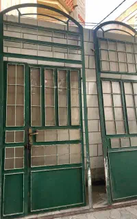 درب آهنی ورودی اتاق و یک شاخه تیرآهن