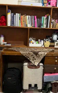 میز و قفسه ی چوبی