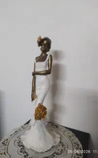 مجسمه وگلدان