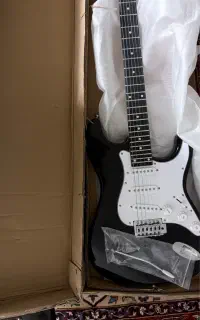 گیتار الکتریک  squier fender stratocaster