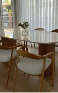 صندلی و میز ناهار خوری .