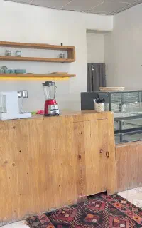 یخچال مکعبی ویترینی شو کیک و سازه های چوبی