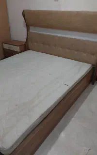 یک عدد تخت خواب با دوعددپاتختی به همراه تشک